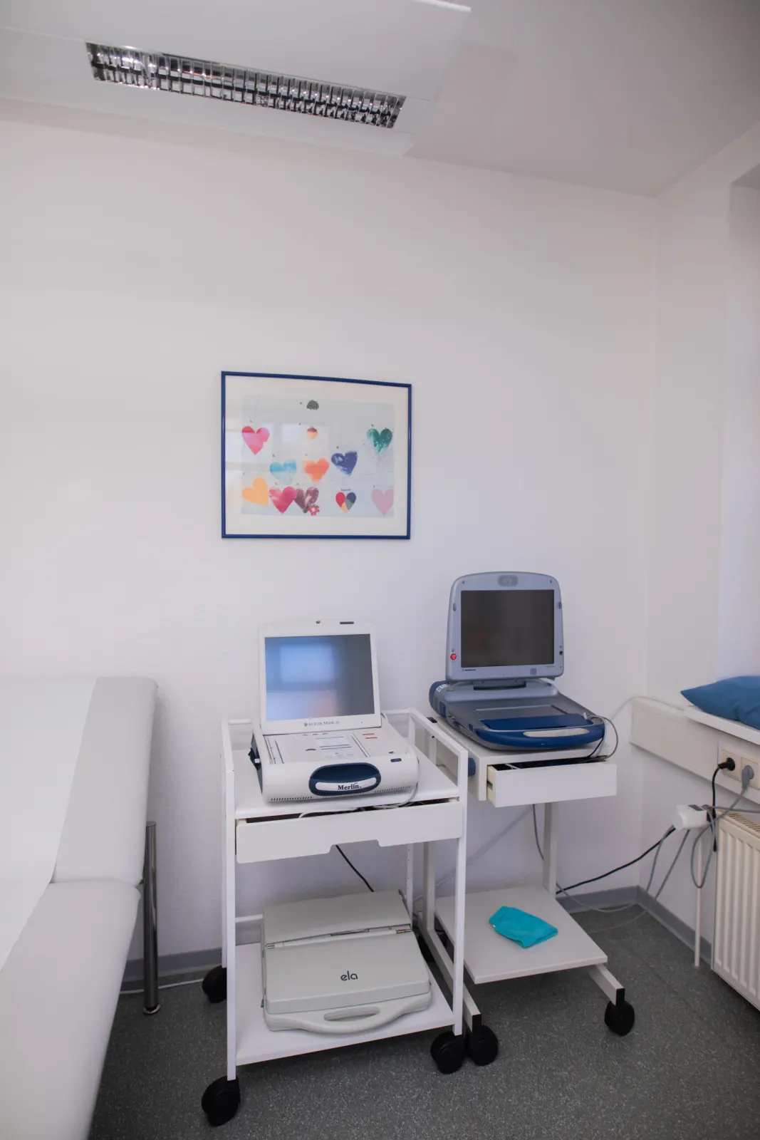 Untersuchungsraum mit EKG-Geräten